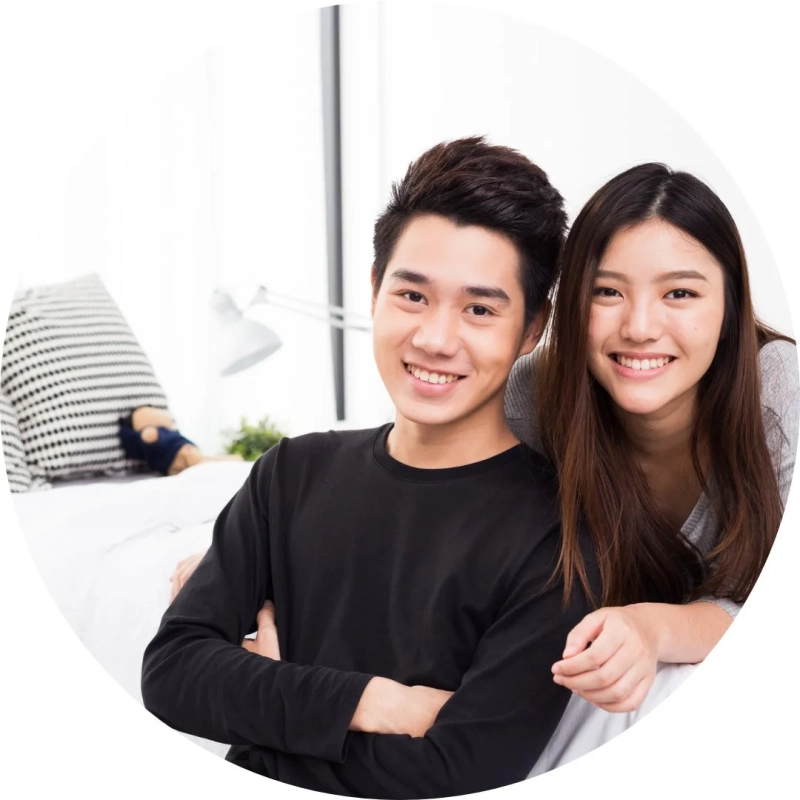 笑顔の若いカップル