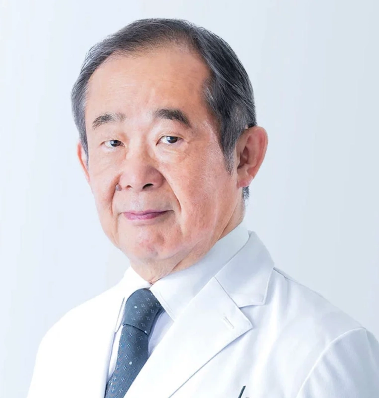 白衣の男性医師