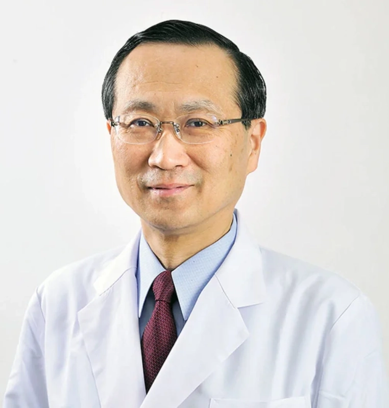 白衣の男性医師