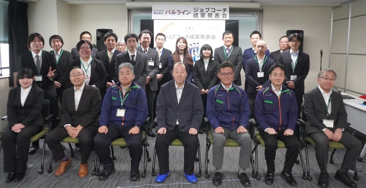 集合写真、ビジネスイベント、成果発表会、ジョブコーチ、日本人、オフィス、企業イベント、男女混合、笑顔、会議室