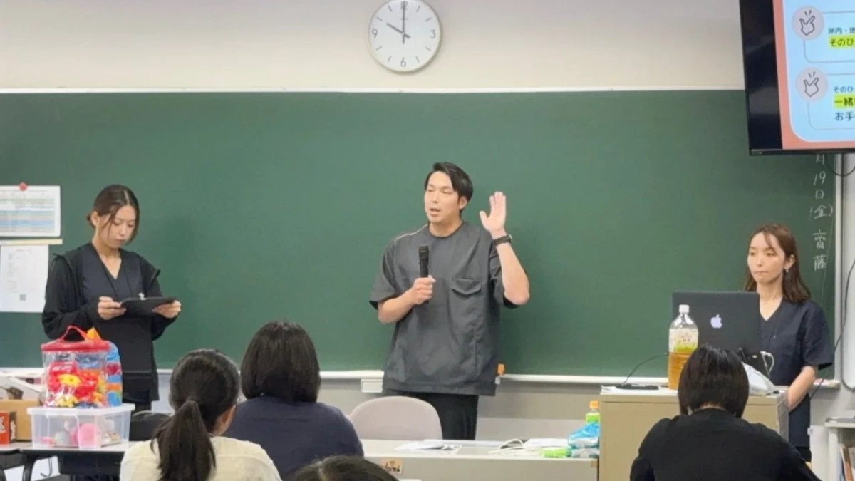 セミナーで講演する男性講師