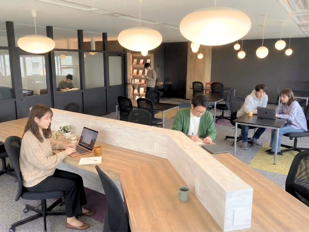 落ち着いた雰囲気のコワーキングスペース