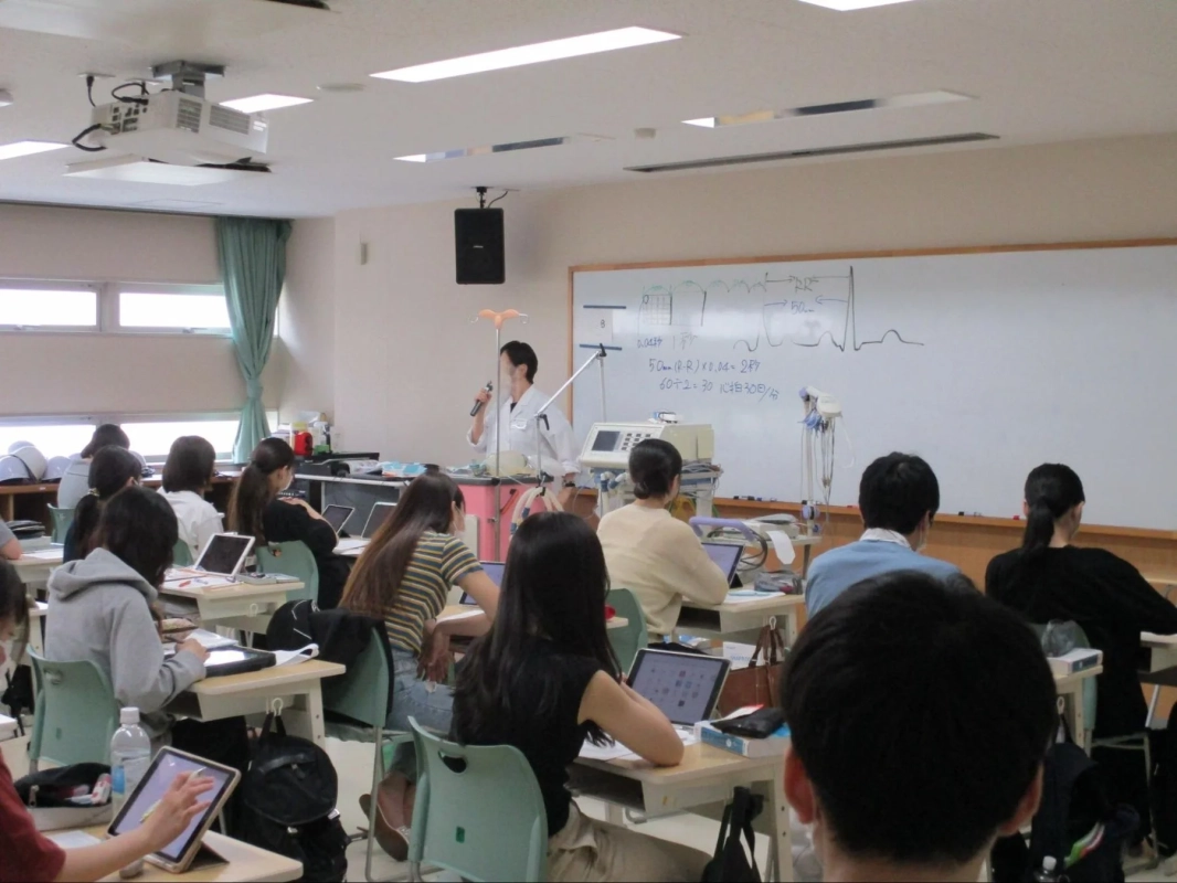 教室で講義を受ける学生たち