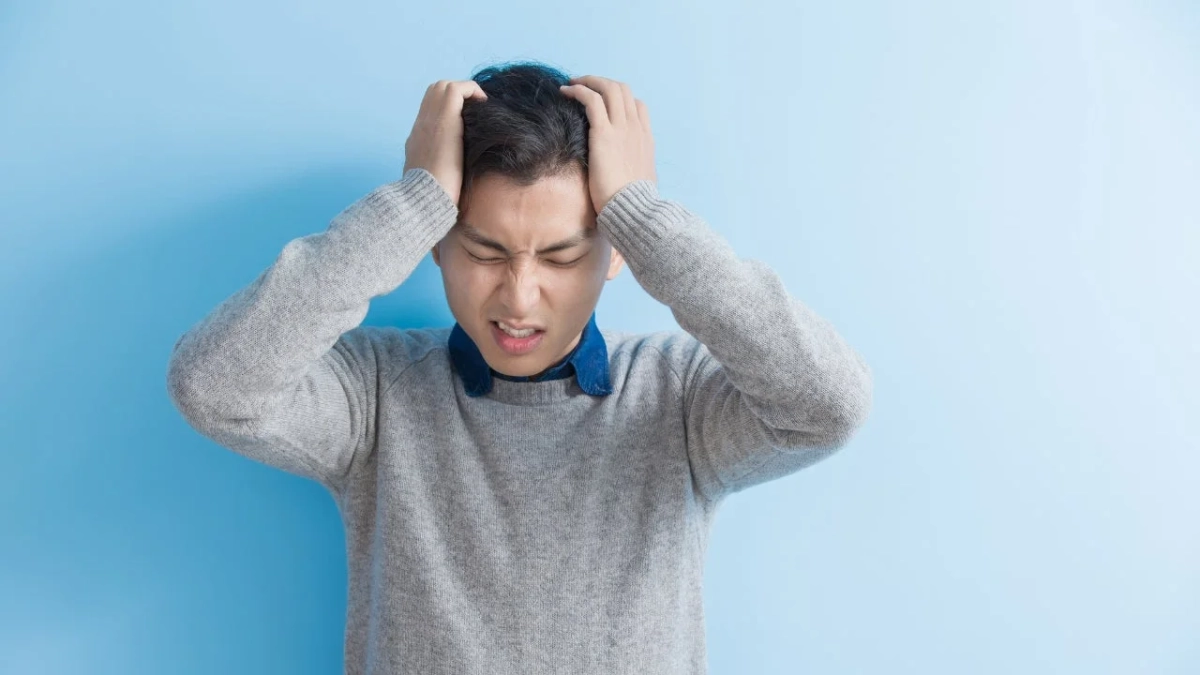 頭を抱える男性