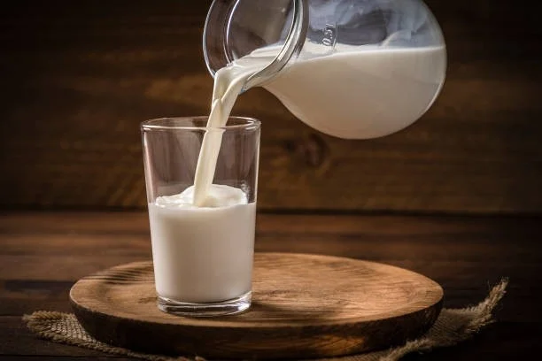 牛乳を注ぐ様子